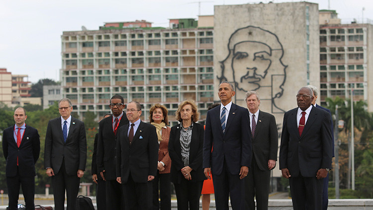 Obama se salta el protocolo y se hace una foto frente a la efigie del 'Che' Guevara