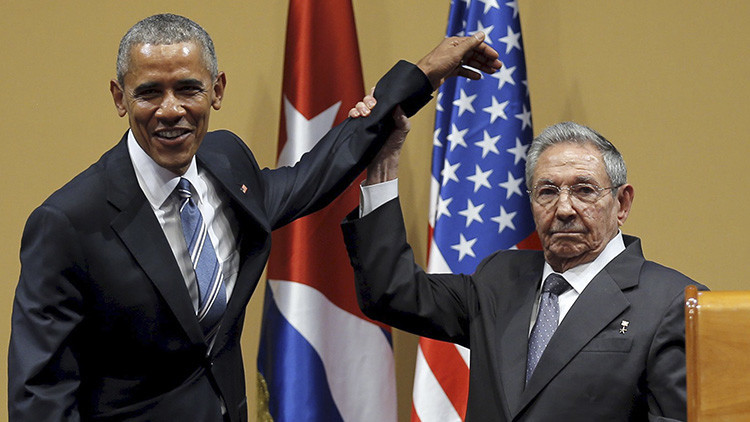 ¿Confusión o gesto de rechazo? Así explican el torpe apretón de manos entre Castro y Obama