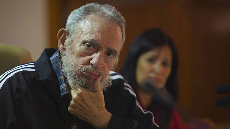 Video: Fidel Castro reaparece en público para homenajear a una heroína de la revolución