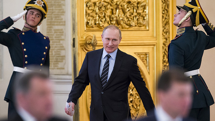 Putin se salta las barreras idiomáticas: 5 momentos estelares de un presidente políglota