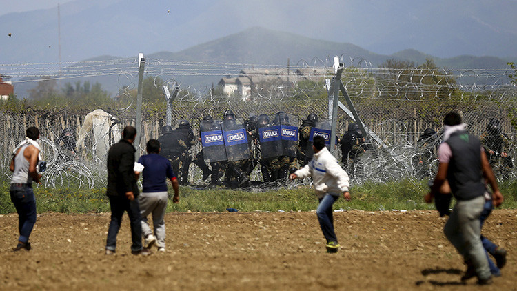 Grecia: Al menos 260 refugiados heridos en enfrentamientos con la Policía (Video, fotos)