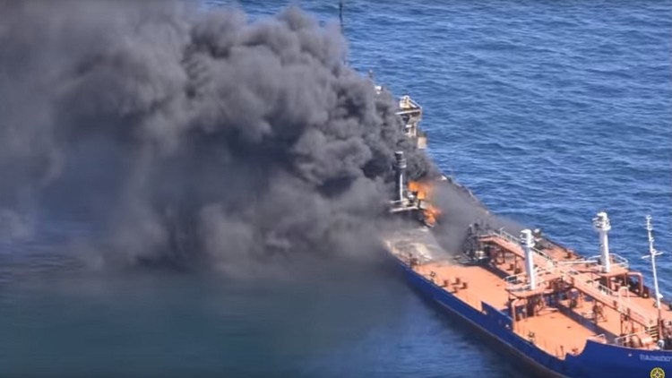 Video: Se incendia un buque cisterna ruso en el mar Caspio