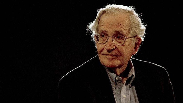 Chomsky: "EE.UU. corría el riesgo de quedar aislado por su terquedad hacia Cuba"
