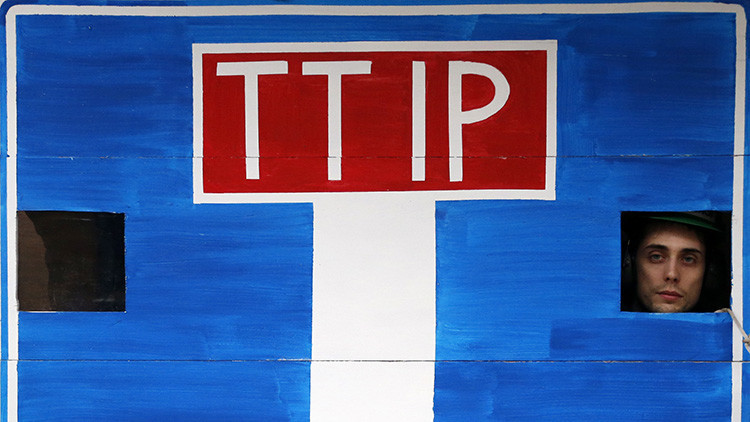La filtración sobre el tratado TTIP que podría 'enterrarlo', explicada en sencillas tarjetas