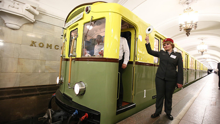 El metro de Moscú celebra su 81.º aniversario con una exposición de vagones retro (Fotos)