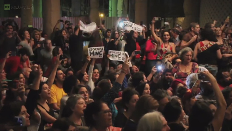 "¡Fuera Temer!": Protesta artística contra la abolición del Ministerio de Cultura 