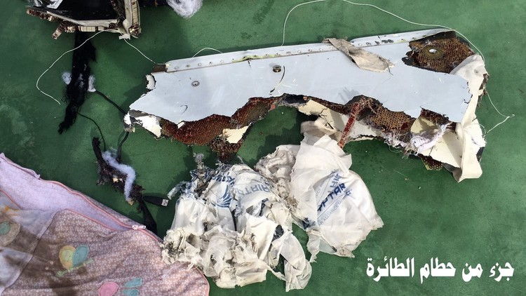 PRIMERAS IMÁGENES: Militares egipcios difunden las fotos del avión de EgyptAir siniestrado