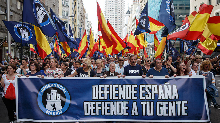 "Españoles no, refugiados sí": Manifestantes ultraderechistas se confunden de cántico (video)