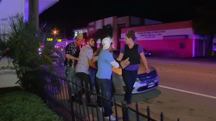 FUÉRTES IMÁGENES: La Policía evacúa a las víctimas del sangriento tiroteo en Orlando