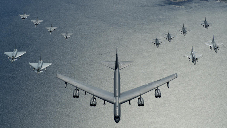 Bombarderos de EE.UU. B-52 realizan ejercicios con minas de entrenamiento cerca de la frontera rusa