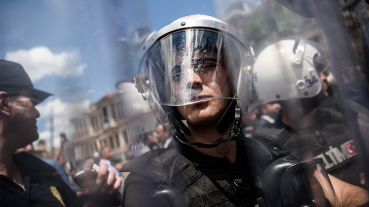 Policía turca dispersa con gases lacrimógenos una manifestación LGBT en Estambul