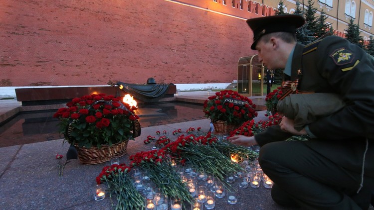VIDEO: Moscú conmemora el aniversario de la Gran Guerra Patria encendiendo centenares de velas