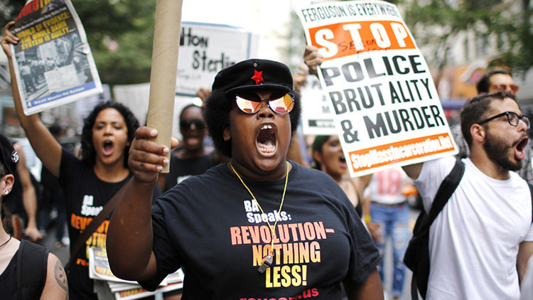 Una gran multitud protesta en Nueva York por la muerte de dos afroamericanos a manos de la Policía