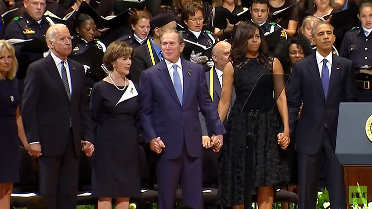 ¿Confundió George W. Bush los funerales en Dallas con la Navidad?: Así fue su extraño baile (Video)