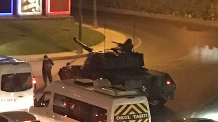 Tanques abren fuego contra el edificio del Parlamento de Turquía