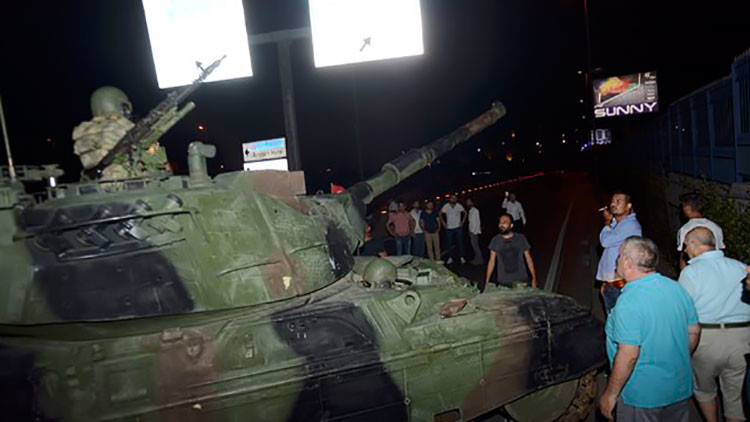 VIDEO: Los golpistas bombardean el Parlamento turco