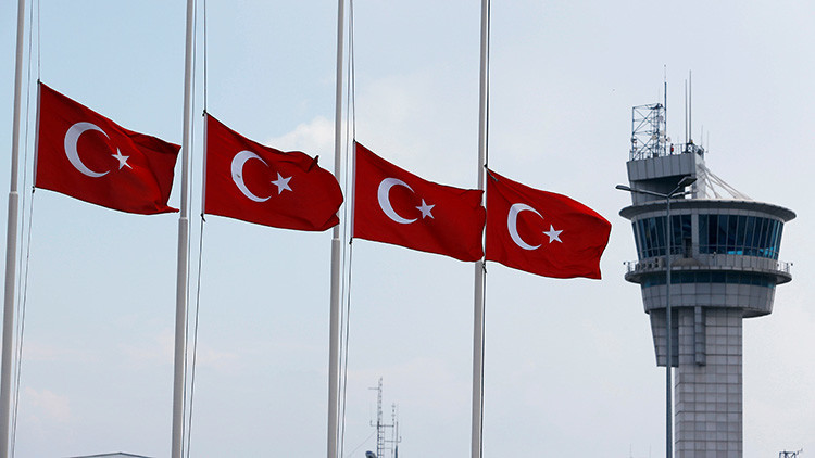 El efecto del golpe: el Gobierno turco prohíbe a los profesores universitarios abandonar el país