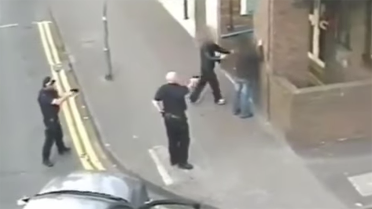 Un adolescente británico con una pistola de juguete se juega la vida ante dos policías (VIDEO)