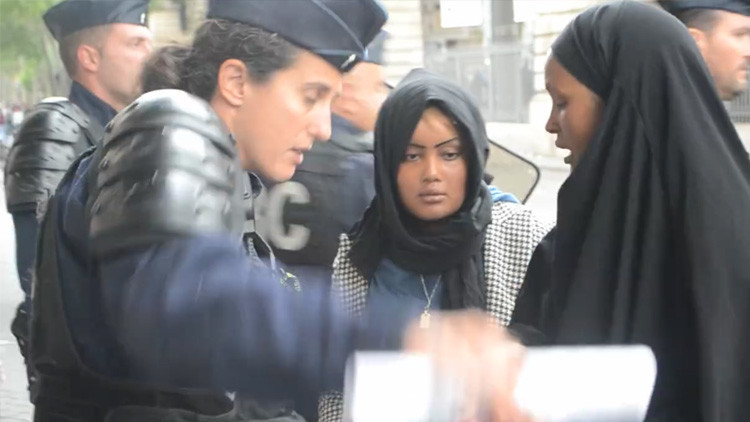 Video: Un policía francés golpea y se burla de una refugiada tras desmantelar su campamento
