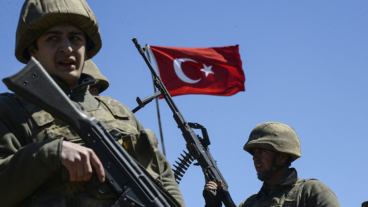 Turquía ordena cerrar más de 130 oficinas de medios de comunicación y despide a 2.400 militares