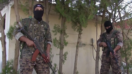 Video: Detienen a miembros del Estado Islámico con ropa de mujer en la ciudad siria de Manbij