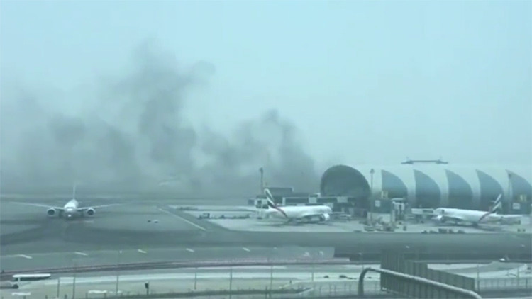 Publican el video del avión de Emirates que está en llamas en el aeropuerto de Dubái