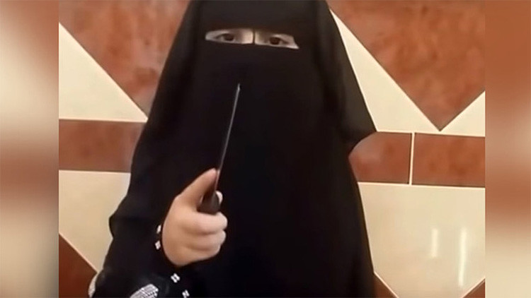 Imágenes perturbadoras: Una niña del Estado Islámico decapita a su muñeca mientras lanza amenazas