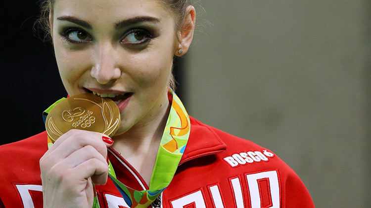 ¿Por qué los campeones olímpicos muerden sus medallas?