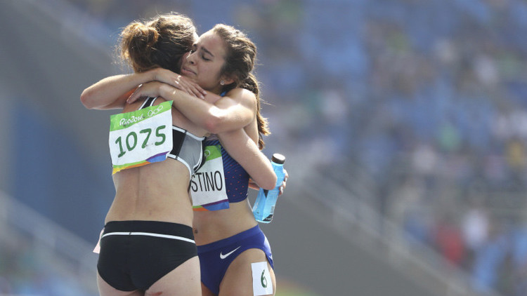 El espíritu olímpico de Río: Una atleta ayuda a otra tras caer en la pista (fotos)