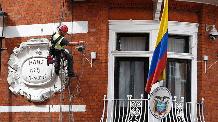 ¿Quería asesinar a Assange?: Un desconocido escala la embajada de Ecuador en Londres