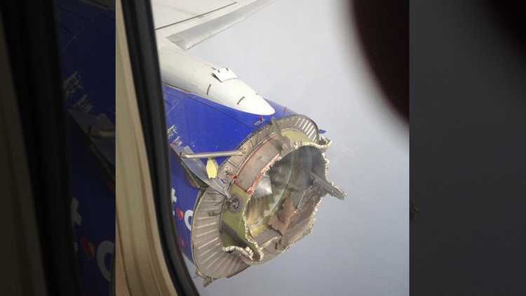 "Gritos y llantos a bordo": Un Boeing pierde parte del motor tras una explosión en pleno vuelo