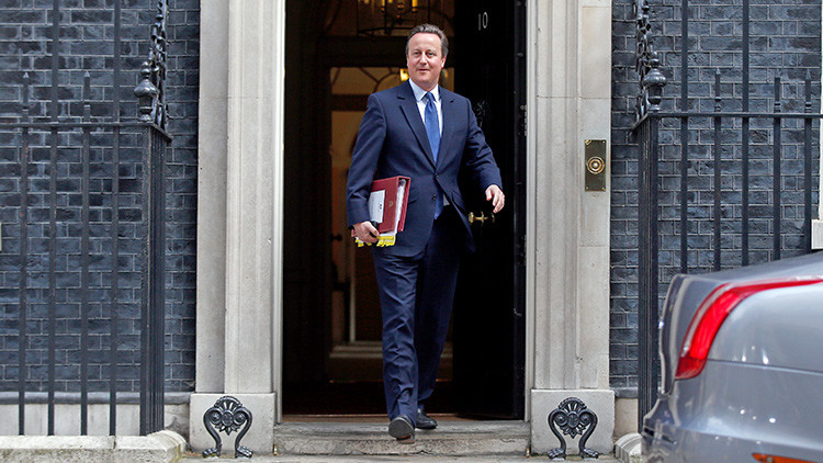 ¿Quién se acuerda de Cameron? 'Cazan' al ex primer ministro británico comiendo en la calle (foto)