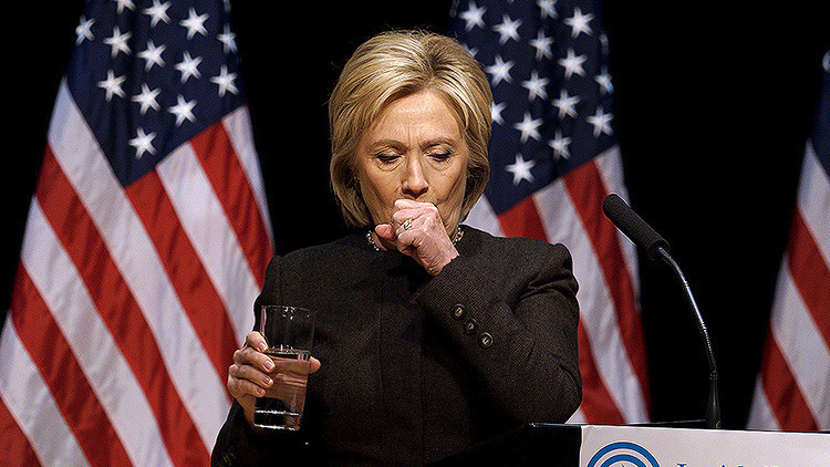 ¿Qué es esa 'misteriosa sustancia verde' que Hillary Clinton escupe en un vaso de agua? (Video)