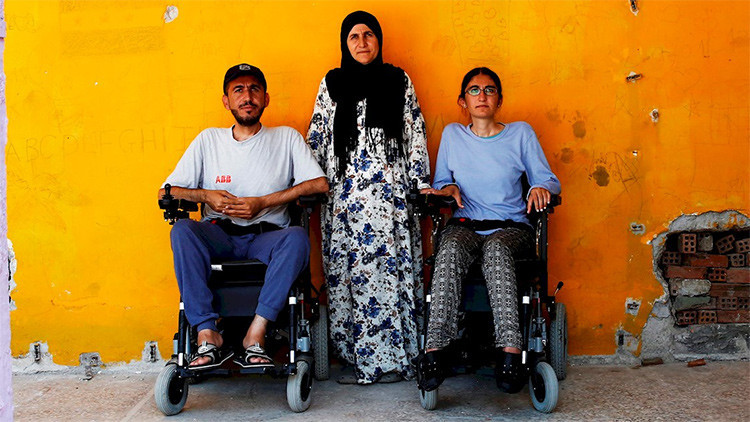 Dos hermanos discapacitados logran escapar del Estado Islámico en silla de ruedas