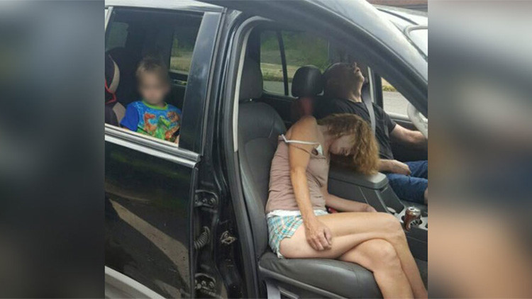EE.UU.: La Policía publica la escalofriante foto de un niño en un coche con una pareja drogada