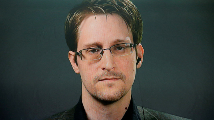 Medida básica contra el espionaje que comparten Snowden y el jefe del FBI 