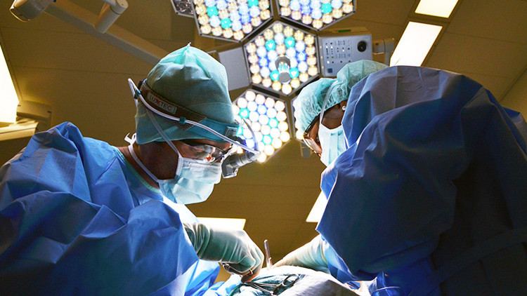 FUERTES IMÁGENES: El indignante video viral del cirujano bailando durante una operación 
