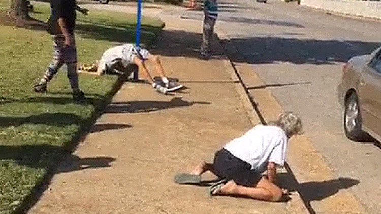 Graban y transmiten en Facebook cómo una pareja drogada se desmaya en la calle (VIDEO18+)