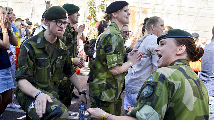 Suecia reclutará mujeres para el servicio militar debido a "la amenaza rusa"