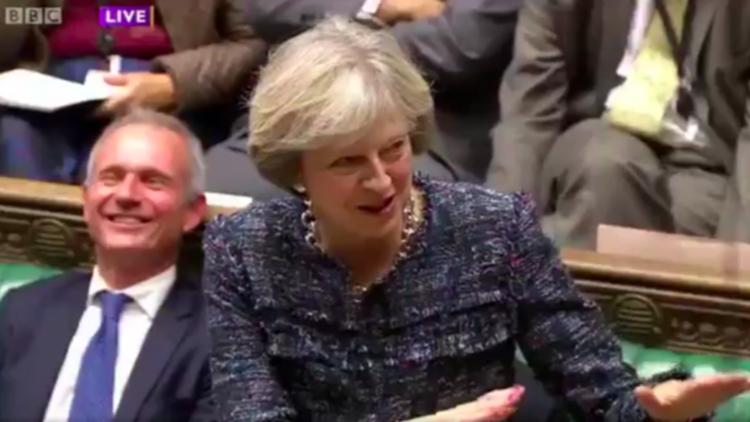 Video: La insinuación sexual de Theresa May a un diputado