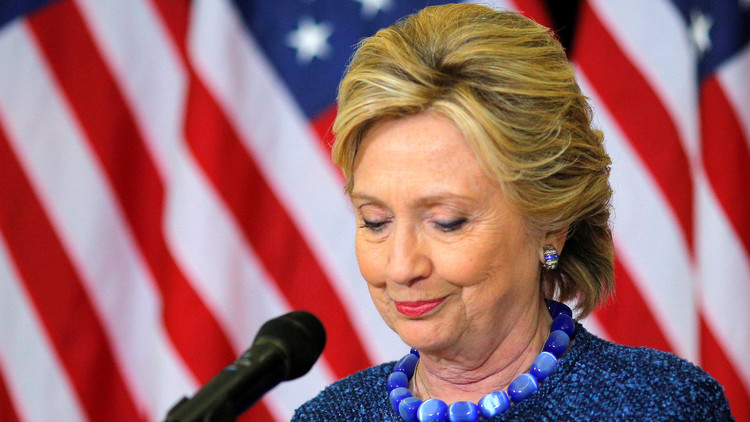 El jefe del Comité de Seguridad del Congreso acusa a Clinton de "traición" por usar correo privado
