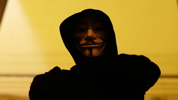 Activista de Anonymous a RT: "Rusia habría 'hackeado' a la misma Clinton, no a Podesta"