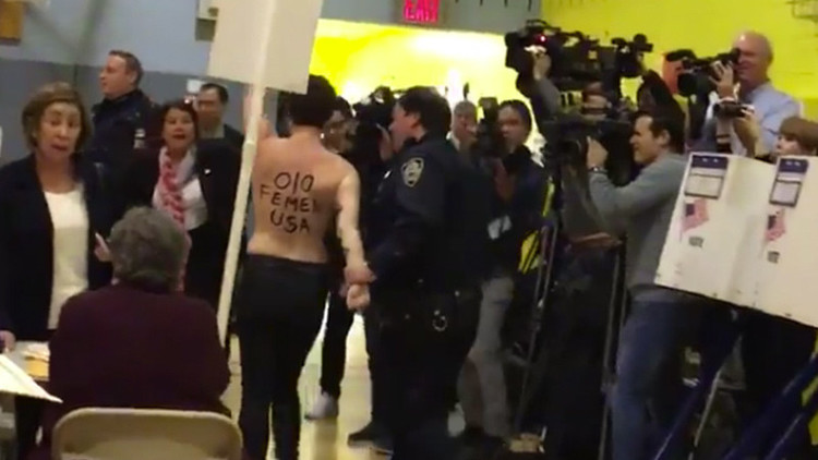 "Trump, agárrate tus cojones": dos activistas de Femen en el colegio electoral de Trump (VIDEO)