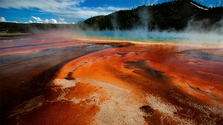 Intenta bañarse en aguas termales de Yellowstone y termina totalmente desintegrado en ácido