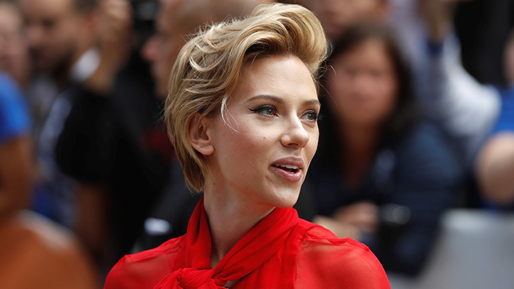 Se infiltra en una base de EE.UU. en Turquía para lograr una foto con Scarlett Johansson
