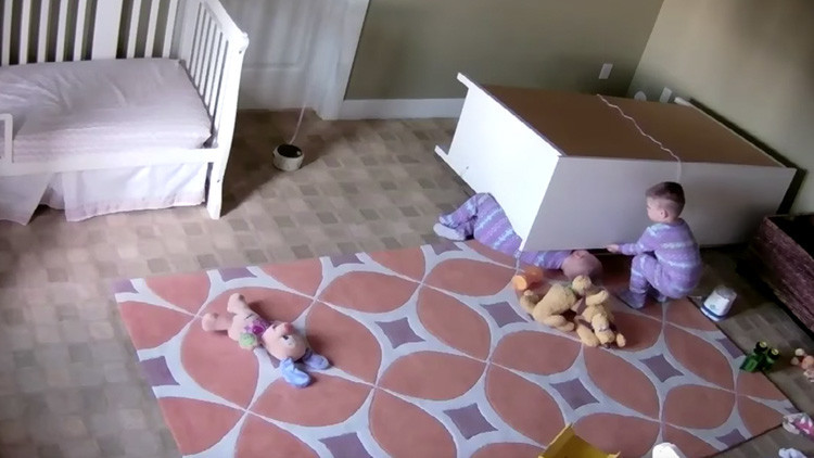 VIDEO: Momento exacto en que un bebé salva a su hermano gemelo tras caerle encima una cómoda