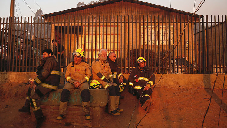 "Hay que seguir sirviendo": un bombero combatió un incendio en Valparaíso mientras su casa ardía
