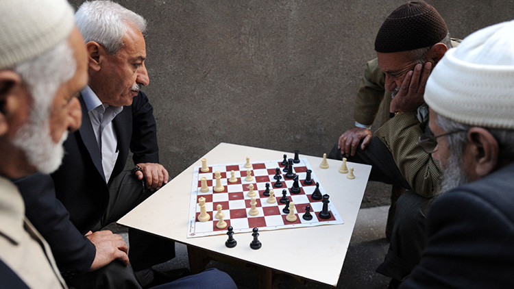 Imán turco: "Las personas que juegan al ajedrez son mentirosas"