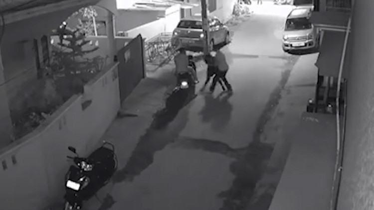 VIDEO: Dos hombres agreden a una mujer en plena Nochevieja en la India