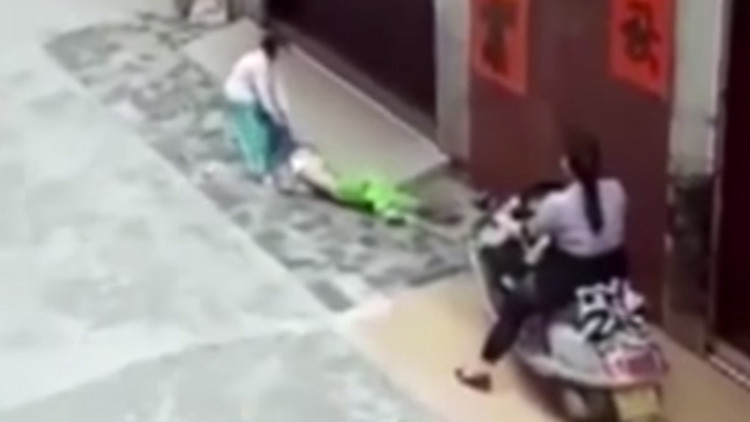 Una abuela atropella a su nieta de 6 años para "asustarla" (Video)